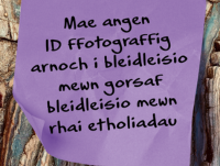  Llun o nodyn post-it porffor yn dweud Mae angen ID ffotograffig arnoch i bleidleisio mewn gorsaf  bleidleisio mewn rhai etholiadau