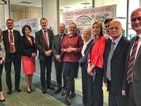 Image cynrychioli Gweinidog yn ymweld â fflat â chymorth technoleg ym Mhowys