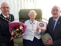 Image cynrychioli Ethel yn dathlu ei phen-blwydd yn 100 oed