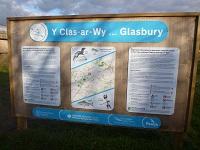 Image cynrychioli Y Cyngor yn holi barn pobl ar Gynllun Rheoli Gwirfoddol i gomin Glas-y-Bont Uchaf