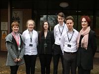 Image cynrychioli Arweinydd y Cyngor yn llongyfarch entrepreneuriaid ifanc